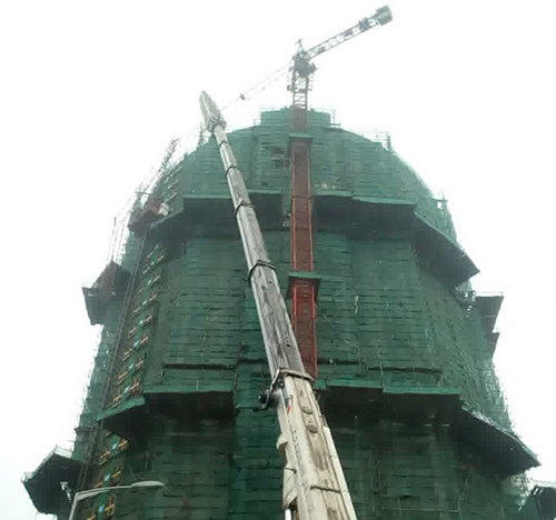 建昌吊车在工地上作业